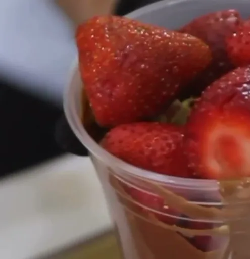 Fresas con crema cubiertas de chocolate, pistache y kataifi dorado.