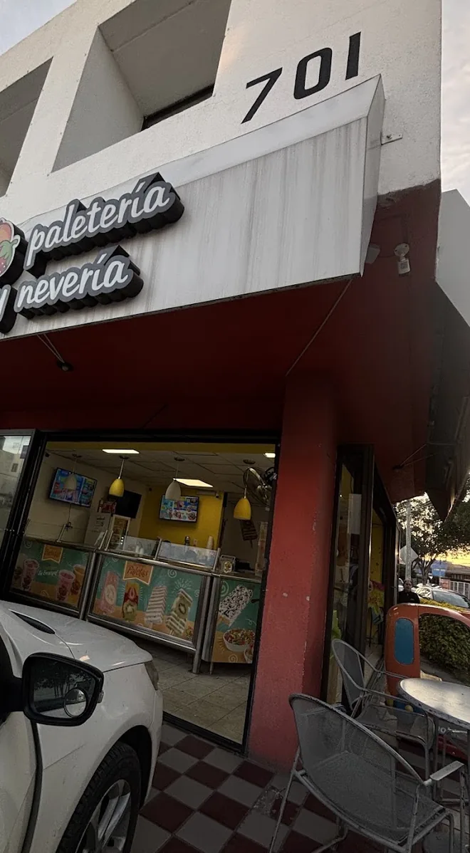 Fachada de la sucursal del Blvd. Hacienda del Jacal 701, con el número visible y el toldo de paletería y nevería.