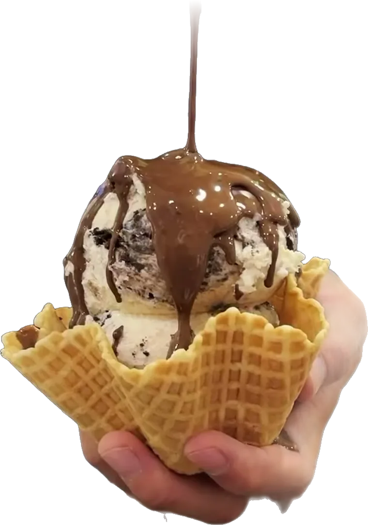 Nieve servida en canasta de barquillo con chocolate derretido cayendo encima.