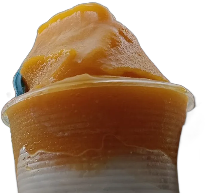 Mangonada de mango servida en vaso, con su capa de chamoy.