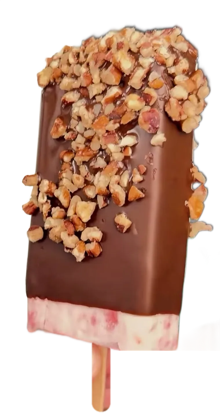 Paleta de fresa con crema bañada en chocolate y cubierta de nuez picada, con su palito de madera.